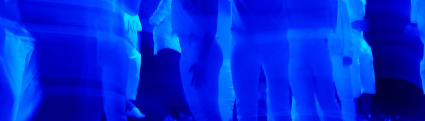 Party - Tanzende Gäste in blauem Licht (halbclose) - Symbolbild | Bildquelle: Pixabay.com