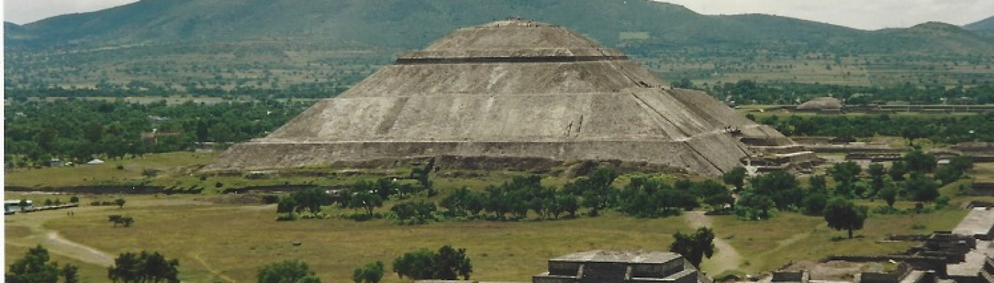 Mexico - Blick von Mondpyramide auf Sonnenpyramide mit Totenstraße | Bildquelle: (c) Annette Klarner