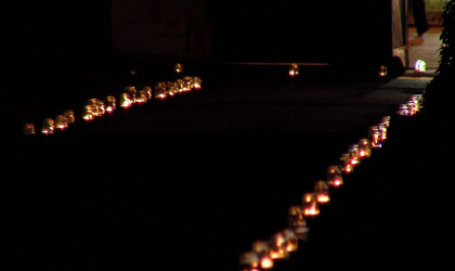 Mit Kerzen beleuchteter Weg | Bildquelle: RTF.1