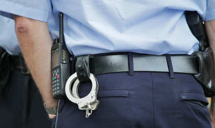 Polizist mit Handschellen | Bildquelle: pixabay.com