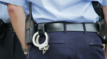 Polizist mit Handschellen | Bildquelle: pixabay.com