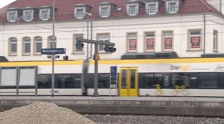 Zug am Bahnhof Metzingen | Bildquelle: RTF.1