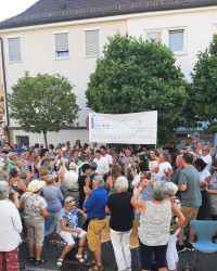 Bürgermeisterwahl Eningen 2023 - Foto 3 (hochkant): Bürger vor dem Eninger Rathaus