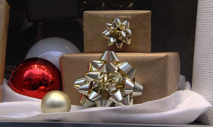 Geschenke in einem Schaufenster | Bildquelle: RTF.1