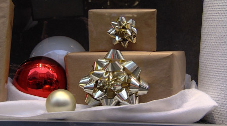 Geschenke in einem Schaufenster | Bildquelle: RTF.1