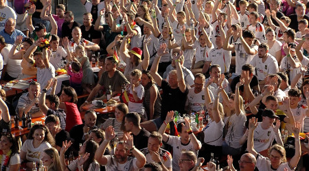 Public Viewing im Motorworld Village in Metzingen | Bildquelle: RTF.1