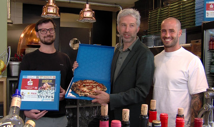 V. l. n. r.: Kay Brock, Boris Palmer und Luca Leimgruber pr&auml;sentieren Pizzabox | Bildquelle: RTF.1