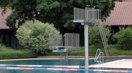 Sprungt&uuml;rme im Pfullinger Freibad | Bildquelle: RTF.1