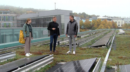 Klinikumsvertreter und Solarpaneelen auf dem UKT | Bildquelle: RTF.1