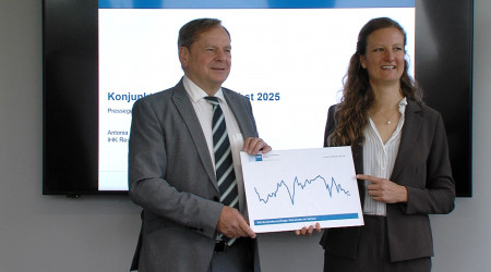 Dr. Wolfgang Epp und Antonia Hettinger stellen die aktuellen Konjunkturzahlen vor | Bildquelle: RTF.1