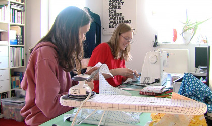 Fabia (links) und Jule (rechts) beim Nähen | Bildquelle: RTF.1