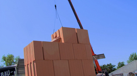 Rote Steine werden gestapelt | Bildquelle: RTF.1