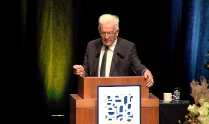 Winfried Kretschmann auf dem Podium der Stadthalle | Bildquelle: RTF.1