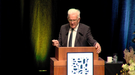 Winfried Kretschmann auf dem Podium der Stadthalle | Bildquelle: RTF.1
