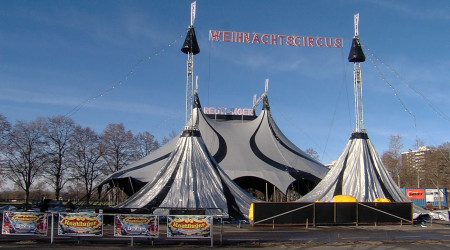 Das Zirkuszelt auf der Kreuzeich nimmt langsam Gestalt an | Bildquelle: RTF.1