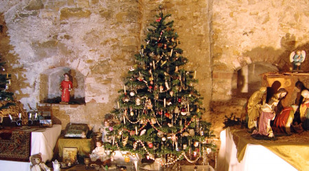 Weihnachtsschmuck von 1840 bis 1970 gibt es im Keller des Klosterhofs in Metzingen zu sehen. | Bildquelle: RTF.1