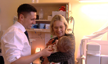 Dr. Max Menton streichelt intensivpflegebed&uuml;rftiges Kind | Bildquelle: RTF.1