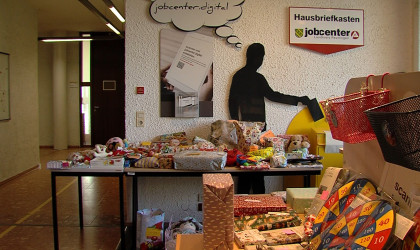 Bescherung bei der Agentur f&uuml;r Arbeit | Bildquelle: RTF.1