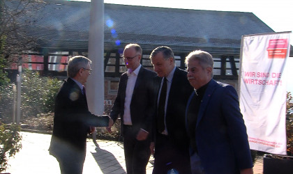 Politik und Wirtschaft im Dialog: R&uuml;lke, Fischer, Kern | Bildquelle: RTF.1