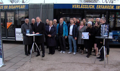 Gruppenfoto mit Unterschrift zum Digital Hub | Bildquelle: RTF.1