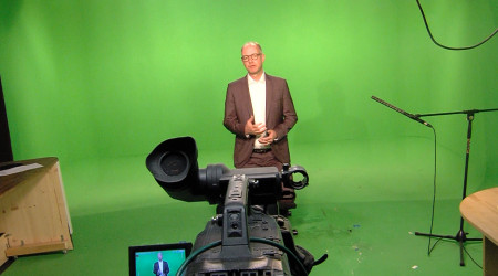 Dr. Timm Kern im Studio | Bildquelle: RTF.1