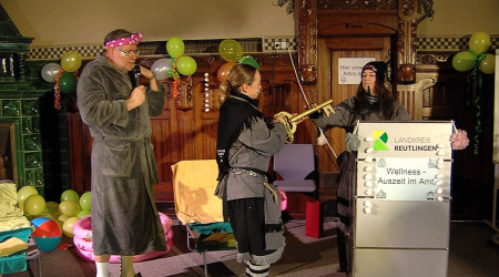 Die Schl&uuml;ssel&uuml;bergabe im Landratsamt | Bildquelle: RTF.1