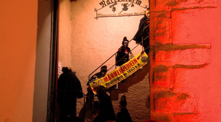 Narren gehen die Stiege hoch | Bildquelle: RTF.1