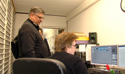 Daniel Lede Abal (stehend) im RTF.1-Schnitt | Bildquelle: RTF.1