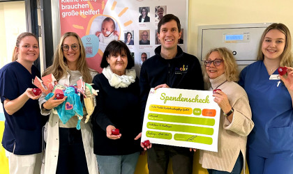 Moki-Mitglieder mit Spendenscheck | Bildquelle: RTF.1