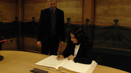 Afghanische Botschafterin tr&auml;gt sich ins Goldene Buch der Stadt ein | Bildquelle: RTF.1