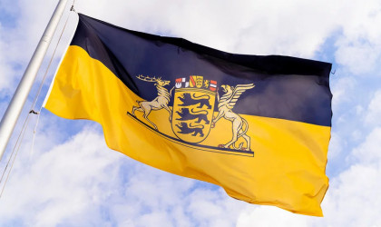 Flagge mit Wappen | Bildquelle: Staatsministerium Baden-W&uuml;rttemberg