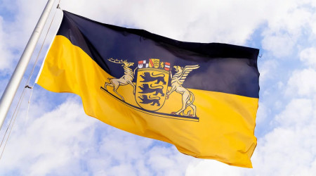 Flagge mit Wappen | Bildquelle: Staatsministerium Baden-W&uuml;rttemberg