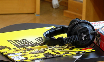 Album und Kopfh&ouml;rer in der neuen Musik-Lounge | Bildquelle: RTF.1