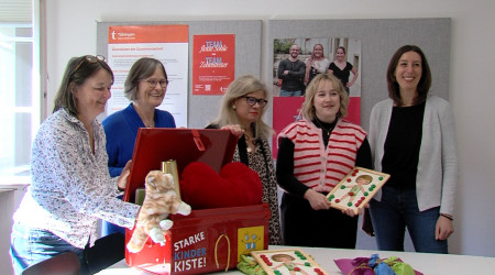 Frauen mit der Starke-Kinder-Kiste | Bildquelle: RTF.1