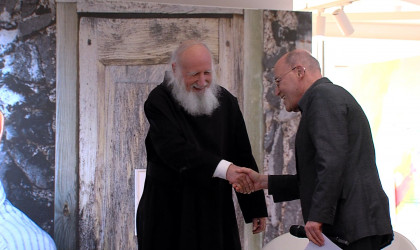 Gregor Gysi begr&uuml;&szlig;t Pater Anselm Gr&uuml;n | Bildquelle: RTF.1