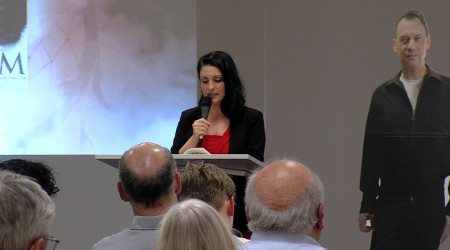 Annika Strauss mit Foto-Aufsteller von Sebastian Fitzek | Bildquelle: RTF.1