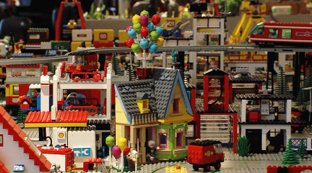 Fliegendes Haus aus dem Film "Up!" in der Lego-Sonderschau | Bildquelle: RTF.1