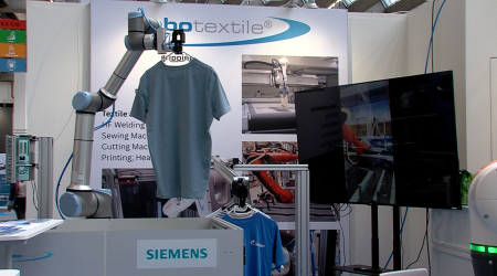 Am Stand von robotextile | Bildquelle: RTF.1