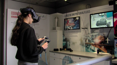 VR Station im Discover Industry-Truck | Bildquelle: RTF.1