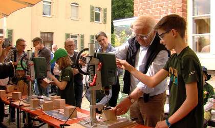 Bundespr&auml;sident Steinmeier beim Bohren von Insektenhotels | Bildquelle: RTF.1