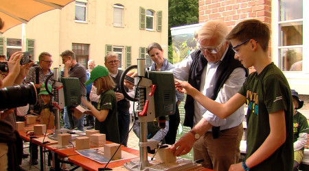 Bundespr&auml;sident Steinmeier beim Bohren von Insektenhotels | Bildquelle: RTF.1