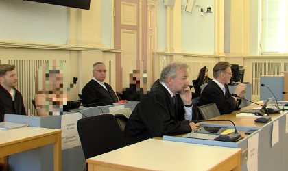 Angeklagte und Verteidiger im Landgericht Hechingen | Bildquelle: RTF.1