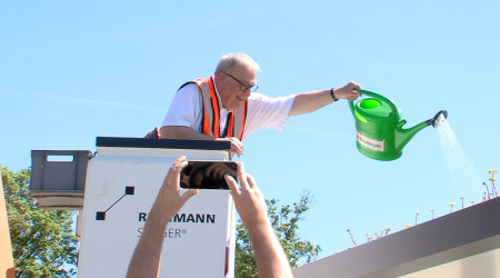 Thomas Keck gie&szlig;t begr&uuml;nte Bushaltestelle | Bildquelle: RTF.1
