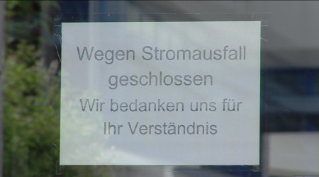 Geschlossen-Schild vor Eingangst&uuml;r | Bildquelle: RTF.1