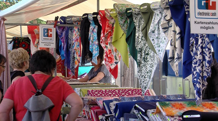 Stoffe auf dem Stoffmarkt | Bildquelle: RTF.1