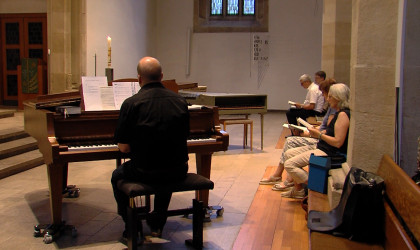 Klavierspieler in der Martinskirche Metzingen | Bildquelle: RTF.1
