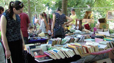 Flohmarkt in der Uhlandstra&szlig;e | Bildquelle: RTF.1