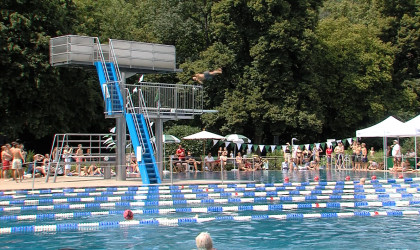 Turmspringen Freibad T&uuml;bingen | Bildquelle: RTF.1