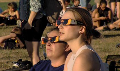 Sch&uuml;tzt die Augen vor der Sonne: die Sofi-Brille | Bildquelle: RTF.1