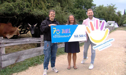 Fernsehlotterie &uuml;bergibt Scheck | Bildquelle: RTF.1